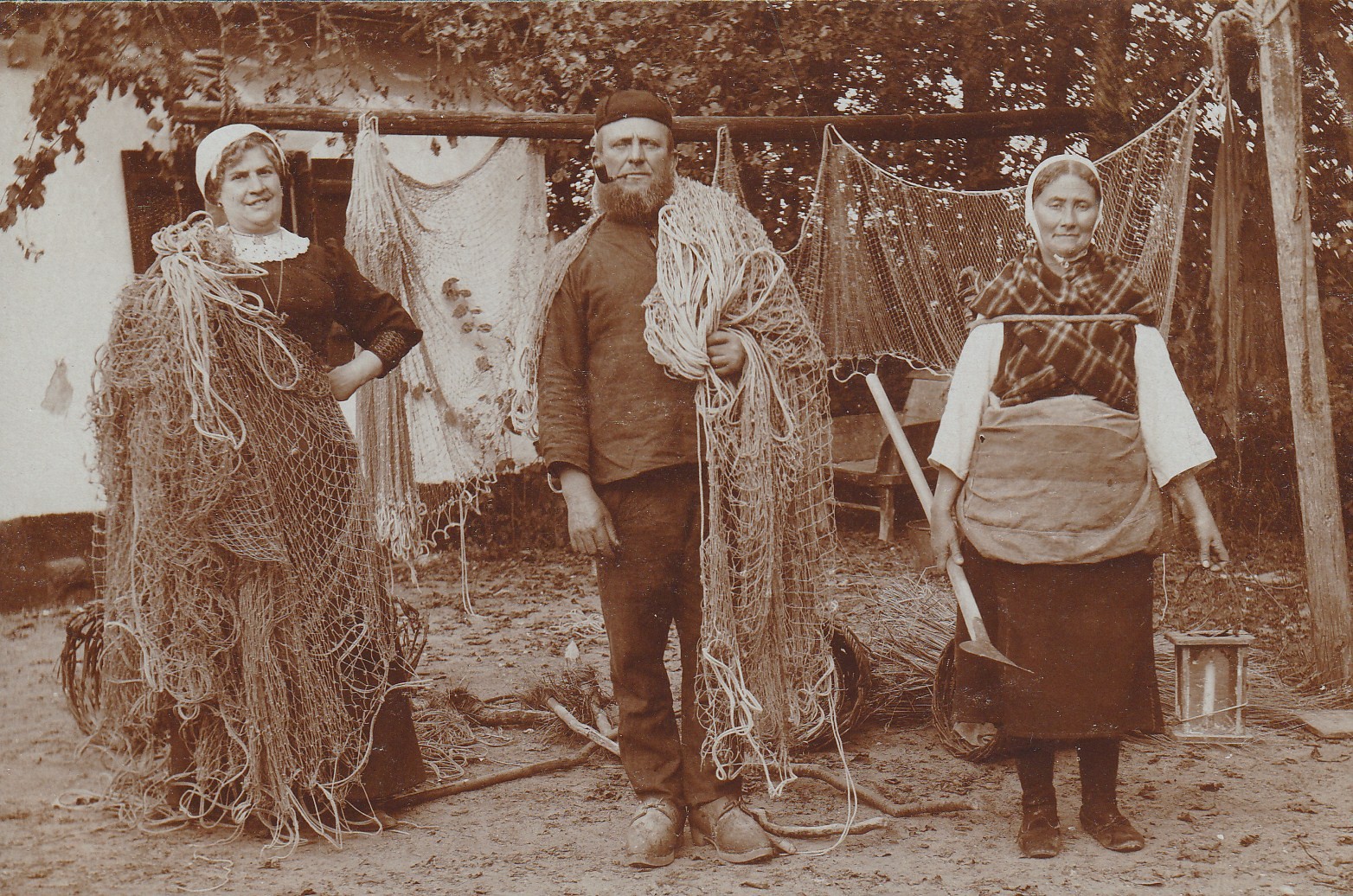 Photo cpa rare METIERS groupe de Pêcheur et Pêcheuses étendant leurs filets de pêche
