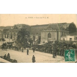 06 NICE. Anciens taxis devant la Gare du P.L.M 1907