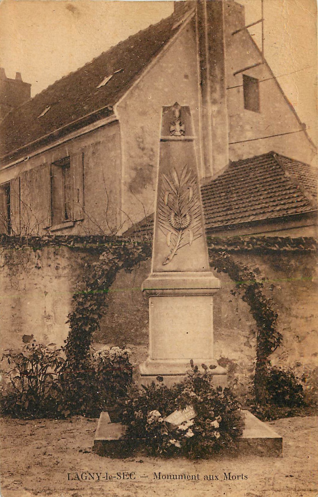 60 LAGNY-LE-SEC. Monument aux Morts 1950