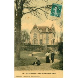 27 IVRY-LA-BATAILLE. Type de Maison Normande animée