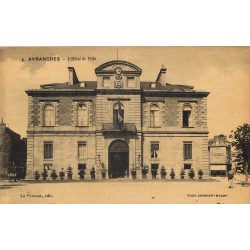 2 x cpa 50 AVRANCHES. Hôtel de Ville et Monument du Souvenir Français