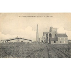 60 LE PLESSIS BELLEVILLE. La Distillerie petite animation 1915