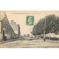 60 LE PLESSIS BELLEVILLE. Maison de vins "Au Bucheron" Place du Savert animée 1920