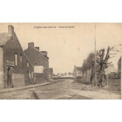 60 LE PLESSIS BELLEVILLE. Maison de vins "Au Bucheron" Place du Savert avec femme et fillette 1923