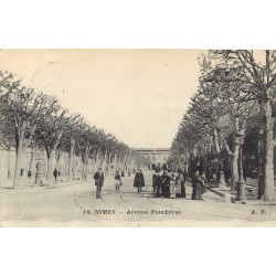 30 NÎMES. Avenue Feuchères bien animée 1917 tampon militaire
