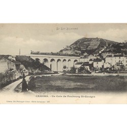 46 CAHORS. Un Coin du Faubourg St-Georges avec train sur le Viaduc