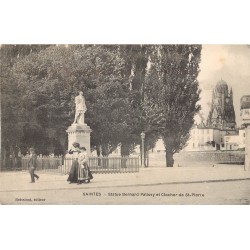 17 SAINTES. Statue Bernard Palissy et Clocher de Saint-Pierre 1917
