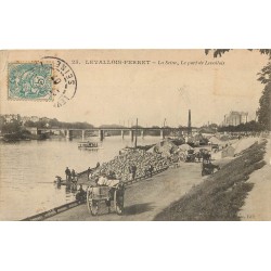 92 LEVALLOIS-PERRET. Déchargement des pierres et du sable sur le Port de la Seine 1907