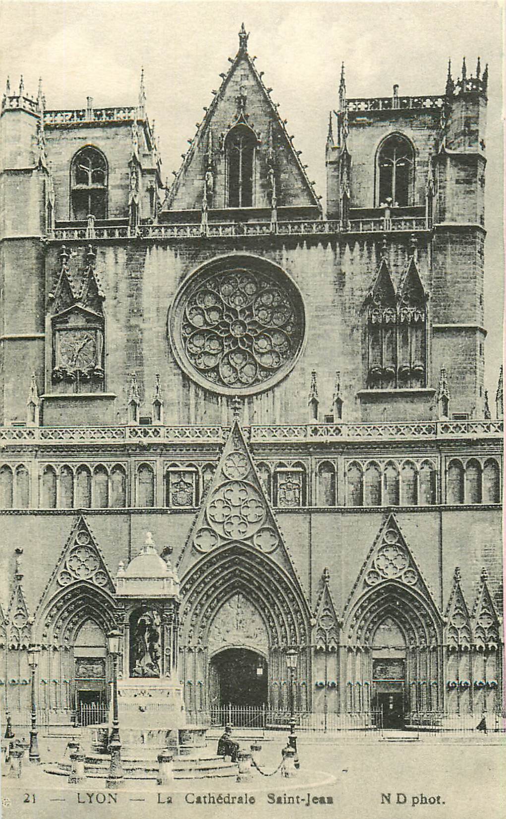 7 cpa CATHEDRALE. Lyon, Rennes, Quimper, Paris, Rouen, Tours et Troyes