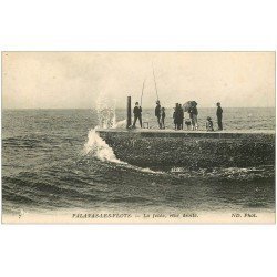 carte postale ancienne 34 PALAVAS-LES-FLOTS. Pêcheurs sur la Jetée