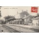 37 LOCHES. Arrivée d'un Train en Gare bien animée 1909