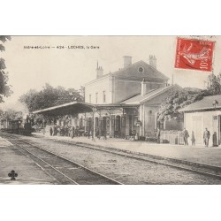 37 LOCHES. Arrivée d'un Train en Gare bien animée 1909