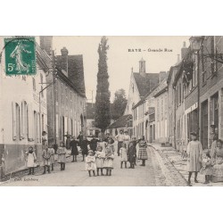 51 BAYE. Nombreux enfants devant la Poste sur Grande Rue 1910