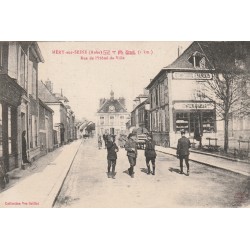 10 MERY-SUR-SEINE. Comptoirs Français rue Hôtel de Ville 1918
