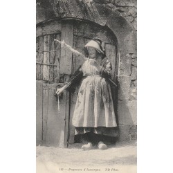 15 AUVERGNE. Paysanne fileuse en sabots 1911