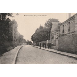 91 ANGERVILLE. Gendarmes Avenue de la Gare 1920