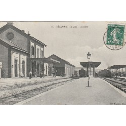 51 SEZANNE. Intérieur de la Gare avec Trains 1909