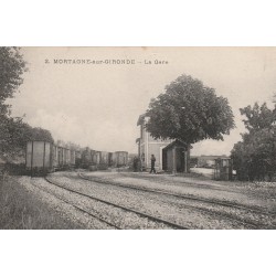 17 MORTAGNE-SUR-GIRONDE. La Gare avec trains 1916