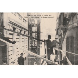 PARIS 1910 Crue de la Seine. Un Escalier improvisé Hôtel Colbert