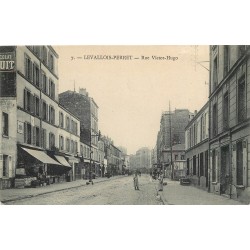 92 LEVALLOIS-PERRET. Affiche chocolat Louit rue Victor-Hugo