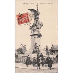 03 VICHY. Animation Place République au pied de la Statue 1908