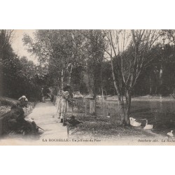 17 LA ROCHELLE. Elégante nourrissant les Cygnes au Parc 1915