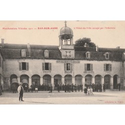 10 BAR-SUR-AUBE. Manifestations Viticoles de 1911. Hôtel de Ville occupé par l'Infanterie