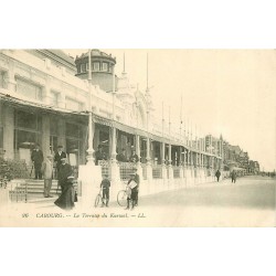 14 CABOURG. La Terrasse du Kursaal avec jeune vendeur de journaux 1916