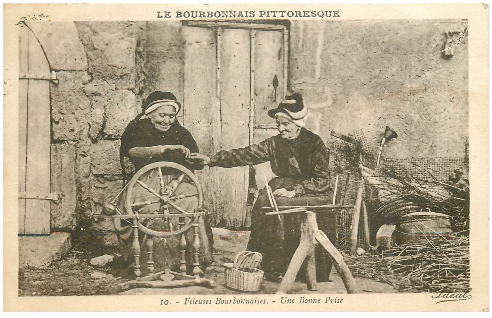 carte postale ancienne 03 BOURBONNAIS. Fileuses 1936. Vieux métiers