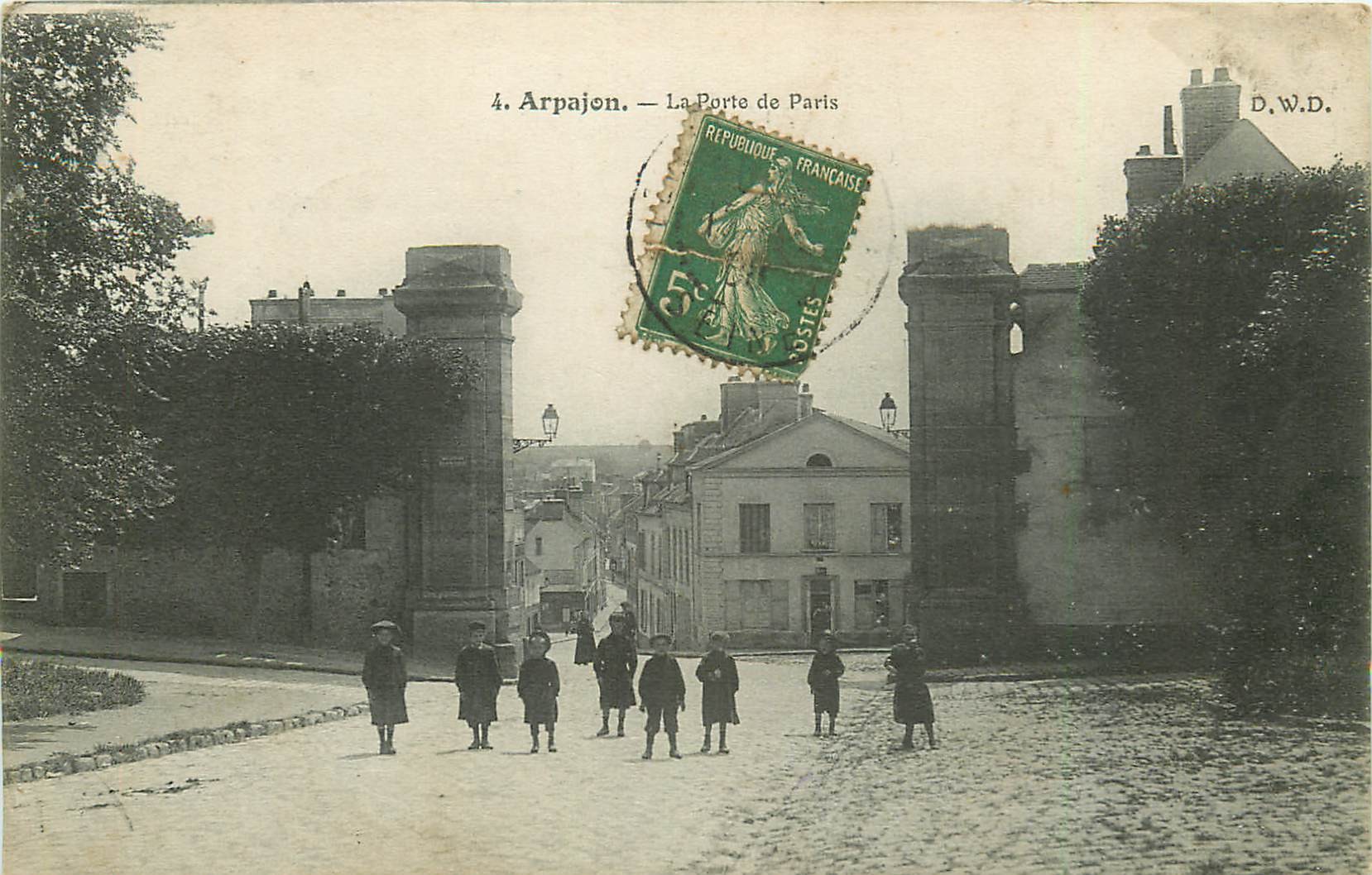 91 ARPAJON. Ecoliers à la Porte de Paris 1908