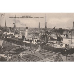 33 BORDEAUX. Bateau d'Arachides en déchargement dans les Docks