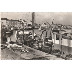 50 SAINT-VAAST-LA-HOUGUE. Les Quais retour de Pêche 1963