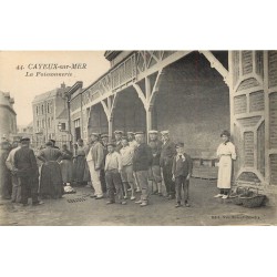 80 CAYEUX-SUR-MER. La Poissonnerie bien animée