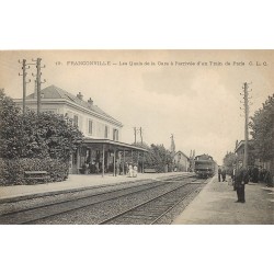 95 FRANCONVILLE. Les Quais de la Gare arrivée Train de Paris