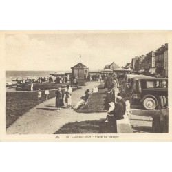 14 LUC-SUR-MER. Place du Kiosque et voitures anciennes