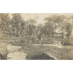 CONGO FRANCAIS. Groupe d'Indigènes attendant de prendre un bateau