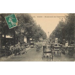 PARIS 02. Nombreux fiacres avec femme Cocher boulevard des Capucines 1911