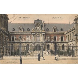 80 AMIENS. Hôtel de Ville petite animation 1905