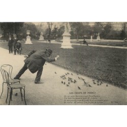 Vieux Métiers à PARIS 01. Aux Tuileries le Chameur d'Oiseaux. Les coups de poing !