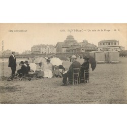 35 SAINT-MALO. Un coin de la Plage bien animé vers 1900