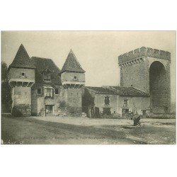 carte postale ancienne 46 CAHORS. Barbacane Tour des Pendus. Citadin buvant à la Fontaine