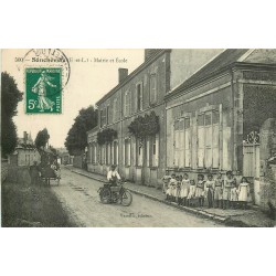 28 SANCHEVILLE. Attelage et pétrolette devant Mairie Ecole vers 1908