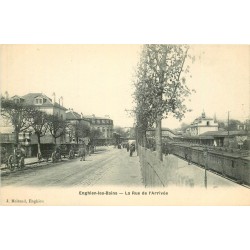 95 ENGHIEN-LES-BAINS. Train et fiacres rue de l'Arrivée et Grand Café de l'Europe Place Vauban