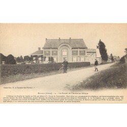 02 BUCILLY. Portail ancienne Abbaye vers 1900