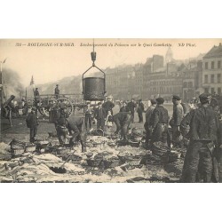 62 BOULOGNE SUR MER. Déchargement du Poisson sur le Quai Gambetta. Pêcheurs et Métiers de la Mer