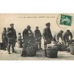 62 EQUIHEN. Retour de Pêche Pêcheurs et Poissons 1911