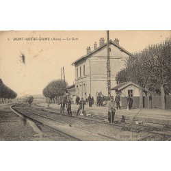 02 MONT-NOTRE-DAME. La Gare avec ouvriers Cheminots 1935