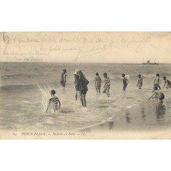 62 BERCK PLAGE. Enfants au Bain 1909
