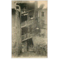 46 CAHORS. Rue du Four Femme aux étages et gamin en bas