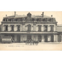44 NANTES. Tramway "Société Générale" et Fiacre et son Cocher devant la Gare